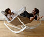 看着很爽很舒服，来自设计师 Markus Krauss 的作品 Sway 摇椅，足够支撑两个成年人的重量，想象跟自己的爱人在上面摇啊摇，灰常好啊。下方自带支点，抽出后，就可以将椅子固定住了。
