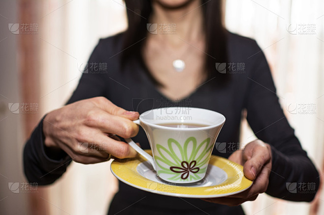 女子递茶(模糊)
