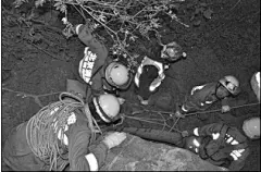 登山客探山洞古迹失足摔伤被困