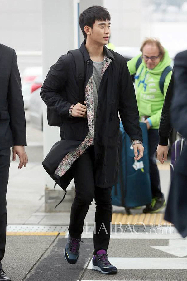 3月29日，金秀贤由韩国仁川机场启程前往...