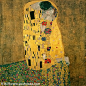作《吻》是画家克林姆特创作于1907年至1908年间的一幅油画。现存于奥地利维也纳国家美术画廊。

金色是画家作品中常见的颜色，这幅画栩栩如生处，不在吻的当下，却在吻的前一刹那，由女士甜蜜的表情来烘托呈现整个主题，虽看不见男士的表情，却在其中有了意会和想像。这幅《吻》算是画家克林姆特的代表作。

这幅以金色为主调的装饰壁画，表现了人类永恒的爱情主题，这儿描绘着一对热烈拥抱亲吻的恋人。在一片细碎的花丛上跪着一位被男子拥在怀里的姑娘，她身着象征女性的圆形图案长裙，皮肤白皙，姿态柔媚，陶醉在恋人的热吻中。男子双