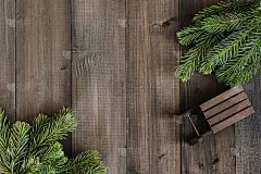 圣诞冷杉树枝与木制雪橇在黑暗的乡村木制背景与文本复制空间