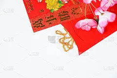 中国农历新年的背景是樱花、橙色、白色背景上嵌有金项链的红色信封。