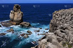 诺多斯科沃斯岩石在崎岖的海岸线和大西洋在角卡沃埃罗，Peniche, Leiria，葡萄牙。贝伦加斯