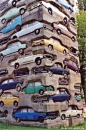 【纪念雕塑】1982年的装置作品《长期停车》(LONG TERM PARKING)，它出于法国艺术大师阿曼(Arman)之手，他将60辆汽车嵌入一个2000吨巨大立方体混凝土中,60辆汽车作为60个部件组成一个极其奇特的“停车”概念。
