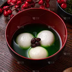 抹茶大汤圆和木桌上的抹茶汤。