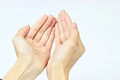 手背手持图片人物动作高清大拇指手掌手指手握手势触摸姿势素材手语五个手指笔划手拿手心818A0522 – 饿狐背景网站-微距高清设计素材免费图片下载海报壁纸摄影背景素材，背景图，背景墙，背景板，背景图片，背景纹理，背景板设计，背景材质，背景大图