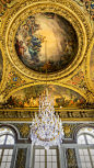 宫顶建筑摒弃了巴洛克的圆顶、和法国传统有尖顶建筑风格。1789年路易十六在当权时，凡尔赛宫富丽堂皇、侈靡奢华，达到登峰造极、最终引发了法国大革命。——凡尔赛宫#法国