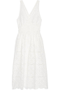 Maje - Rimani 凸花蕾丝连衣裙 : 白色凸花蕾丝
 背面配有单颗隐形钩扣和隐形拉链
 100% 涤纶；内衬材质：100% 纯棉
 手洗