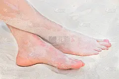 脚在沙地上
