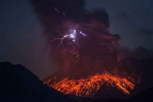 火山喷发闪电奇观，来自摄影师 Marti...