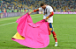2012欧洲杯夺冠后，拉莫斯身穿纪念球场猝死的西班牙球员普埃尔塔的T恤在场边跳起斗牛舞。