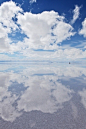 玻利维亚乌尤尼盐沼。在雨后，这片湖面会像一面镜子，反射出蓝天的蓝色，这就是传说中的“天空之镜 ”，被称为地球上最平坦的地方，和世界的尽头。