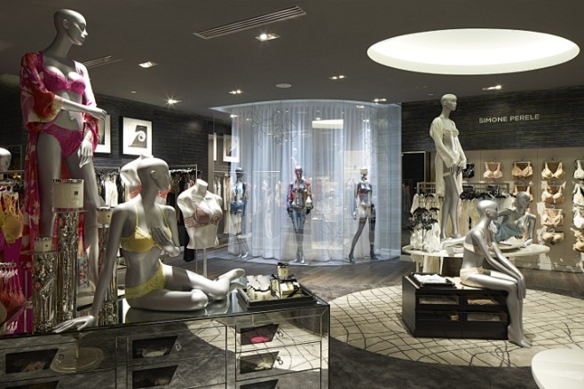Saks Fifth Avenue 萨克...