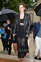 当地时间7月9日，艾玛·沃特森 (Emma Watson) 冒雨抵达2014秋冬巴黎高定时装周Valentino的秀场外
