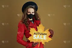 青铜色背景下穿着红色外套的现代女性