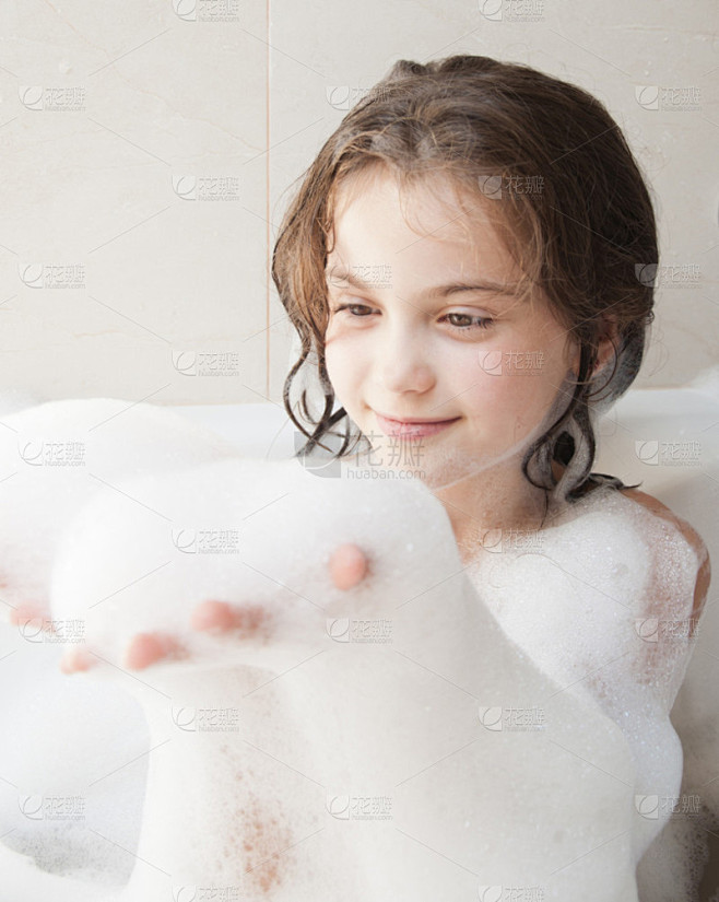 漂亮的小女孩带有泡沫洗澡