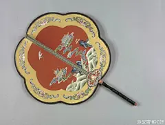 制作扇面工艺依次为:1绸贴绒。2缂丝。3刺绣。4纱贴绫绢。5纳纱。6缂丝。7纱绣。8缂丝。9缂丝。