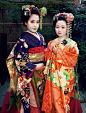 日本艺伎（Geisha）产生于17世纪的东京和大阪。最初的艺伎全部是男性，游走在京町界外，俗称町伎，主要在妓院和娱乐场所以表演舞蹈和乐器为生。18世纪中叶，艺伎职业渐渐被女性完全取代，这一传统也一直沿袭至今。在艺伎业从艺的女伎大多美艳，服饰华丽，尤擅歌舞，主业是陪客饮酒作乐。