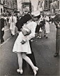 1. Alfred Eisenstaedt的传世经典——胜利之吻1945年8月14日，胜利的喜讯传到家门，二战在一片欢呼中结束了。纽约时代广场上，一个水兵小伙子兴奋地亲吻身边不认识的护士，这张照片成为历史上和摄影史上尤为经典的接吻瞬间。