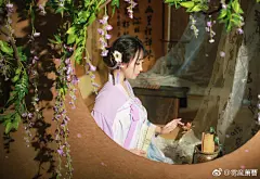 #cos正片# #暖暖环游世界# #桃花吟# #汉服# #汉服写真集# #元宵节# 
今天是元宵节了呢~速度把这套片子肝了出来应景哈哈哈
暖暖这套汉服真的是太仙啦~~~
祝大家元宵节快乐~~

强烈推荐的布景：@-無雙館- 这个景真的超仙超美
服装：@喵屋小铺 ...展开全文c