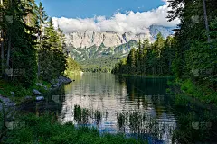 Eibsee湖，后面是Zugspitz山，德国巴伐利亚