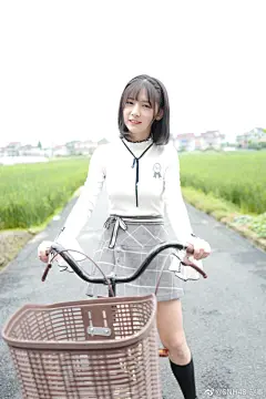 成都之行结束啦，感谢成都的朋友们，成都通告的东西学起来真的很慌忙，因为没休息好老师也说这几天唱歌嗓音不在状态，一直会有杂音不过也是顺利的完成这次的任务但不得不说的是成都真的很治愈，我要是待在那里一个月绝对会变成猪精对的，我现在又想吃火锅了 ​​​​