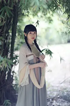 《竹枝词》
初露摇竹影，衣袂动晨风。暮烟舞碧空，裙裾染夕红。（衣裳by乔恩，摄影by老公，配词by我）@黄乔恩 @乔恩川黛 ​​​​