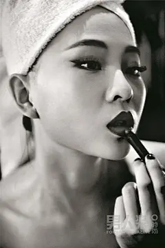 美女不在场
一件黑色半透明、带吊袜带的连体衣，是邹兆龙在现场选出的最性感内衣。不到20岁的女模特把内衣穿在身上，对着他的镜头轻启丹唇，露出微笑。然而，相比镜头前的美女，邹兆龙却已经在想着把这套服装带给“家里的那个美女”。
整个拍摄过程中，邹兆龙心里想的、眼里看的、口中谈的，一直是他“家里那个美女”。他回顾拍照过程，认为最有感觉的瞬间就是其中照镜子的时候，仿佛看到了家里的美女在照镜子。”在这次拍摄完成后，他决定去买个相机——“好好拍一拍家里的美女。”
