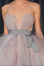 Christian Siriano 婚纱 礼服 裙子 。美丽的细节。。  #服饰服装制作细节# #时尚优雅# @予心木子