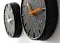 [Sebastian Herkner与众不同的毛毡钟表] 设计师Sebastian Herkner的毛毡钟表，Sebastian Herkner希望拥有一个与众不同的钟表，所以使用毛毡这种环保材料，而单一的制作环节让钟表被赋予快节奏的特性，灰褐色的毛毡更显低调的美感。