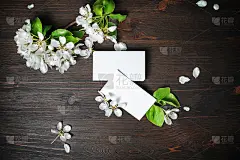 名片和鲜花的照片