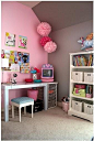  粉色,工作台,家居 #暖色调##家居#粉色墙壁。