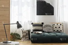 黑白画上面的北欧蒲团与枕头在时尚的客厅室内，真实的照片与模型在空的墙上