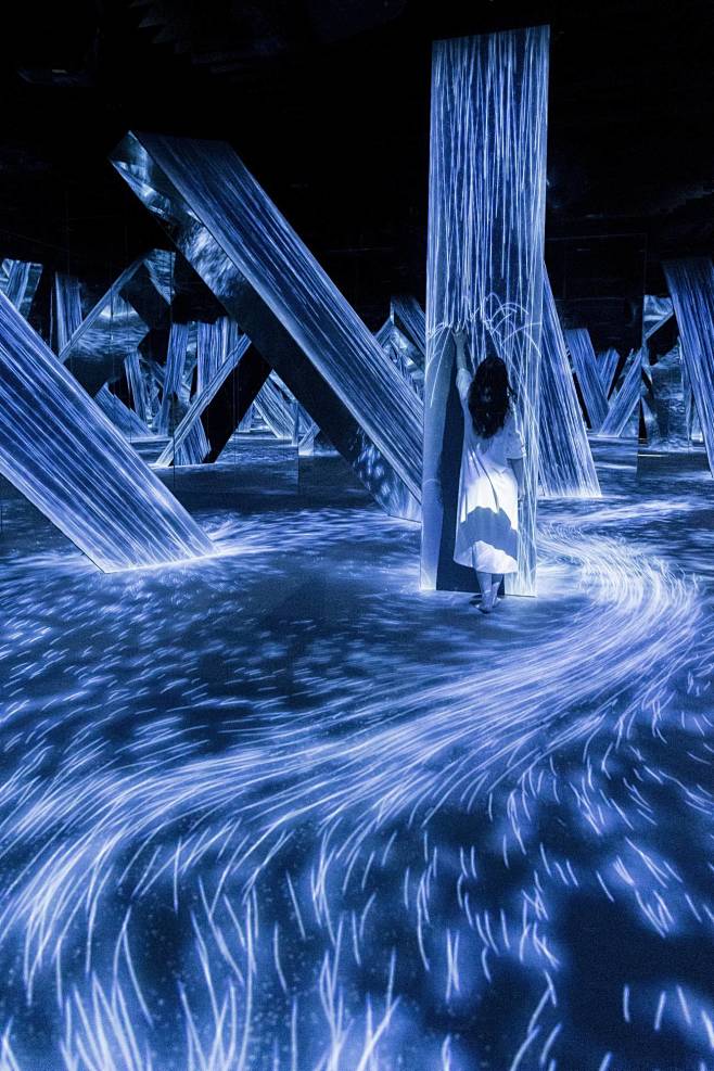 The Columns | teamLab : 群立的瀑布之柱。当人们靠近时，水的流向会发生变化。瀑布，受到上方的作品“在人们聚集的岩丘上 ...