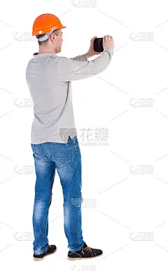 一个工程师在建筑头盔的背影和享受