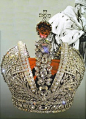 皇冠，权杖和其他皇家珍品
俄罗斯‘人’字冠，在银和数以千计的钻石和一个大型的尖晶石，它真实的战士了美好的自然财富和俄罗斯曾经宏伟的罗曼诺夫王朝