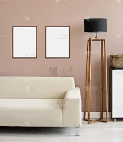 室内设计中的艺术品模型。墙上空白的白色相框