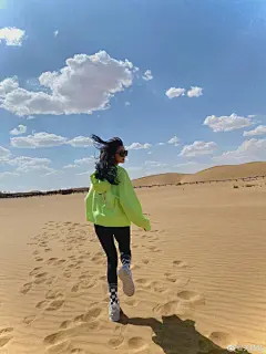 关晓彤海边氛围感随拍，“冬天的海水挺凉爽的”，画面中海洋宽广平静，蓝色色调并不显得忧郁 反而让人心情愉悦，关晓彤的好身材也展露无遗，这组照片当壁纸正正好 ​​​​