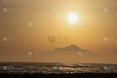 美丽的海落日和山的剪影