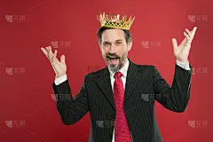 上级和自恋。成为国王仪式。我只是有点优越感。奖励和成就。感觉优势。优越的人类。身着西装、蓄着胡须的男
