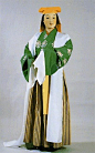 日本时代衣装演变 （四） : 奈良时代，19.奈良时代戴头巾和披领巾的歌垣女子 
    古代日本聚居于乡村中的人们，经常聚集在山野和海滨，载歌载舞，彻夜狂欢。男女情侣们也通过相互对歌的形式而结识。所谓歌垣，本来是一种迎神的祭祀仪式，念着咒语祈祷着来年的丰收，推崇性的解放。不久，这种娱乐方式很快的也传入到贵族的风流生活中。 
      复原人偶头戴顶巾，身披领巾，这一点就与上图的歌伎大不相同。 
