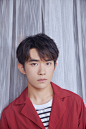 夏意渐浓，青春正盛，红衣少年，率性活力。华为nova全球代言人@TFBOYS-易烊千玺 如约而至，一组图先行奉上，稍后解锁更多精彩瞬间。#千玺在nova星等你# ​​​​