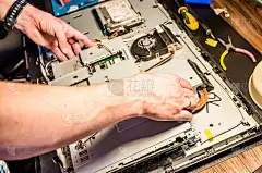 工人拆开整体式进行维修和清洗