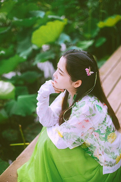 落花心事香满笺，思染微寒祭花魂。
