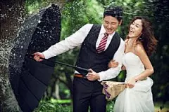 杭州影楼创意婚纱套系
1、80寸重彩巨幅婚宴海报时尚画轴。
2、动感MTV电子相册。
3、360°水晶砖。
4、皮夹照3张。
5、量身定做新郎衬衫。
6、量身定做新娘礼服。
7、价值680元免费个性写真。
8、珂蘭时尚精美手链。