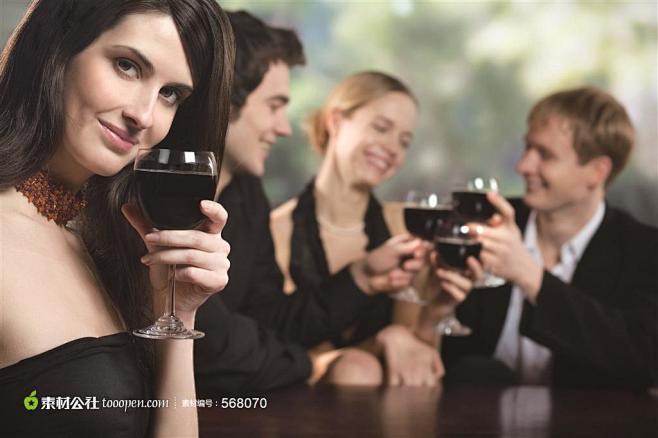 西方成功人士聚会碰杯