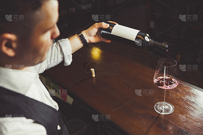 酒杯的特写镜头与斟酒师斟酒