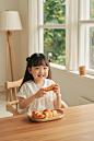 吃面包的小女孩，孩子吃早餐，吃饭儿童