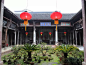 
京派建筑的尊贵，
在于它历经700多年演变而来的四合院，
院落宽绰疏朗，四面房屋独立，
大到皇宫王府，小到平民住宅，
每一处雕饰，每一笔彩绘，
都是北方文化的无价之宝。

中国北方建筑以京派建筑最为典型，
而京派建筑里最典型的便是北京的四合院了。
